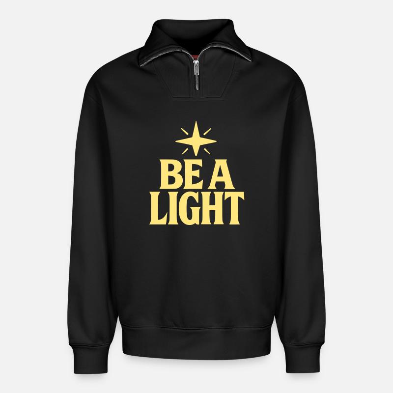 Be a light Slogan mit Stern - Relaxed Unisex Organic Half Zip Sweatshirt – von SPREAD - Schwarz