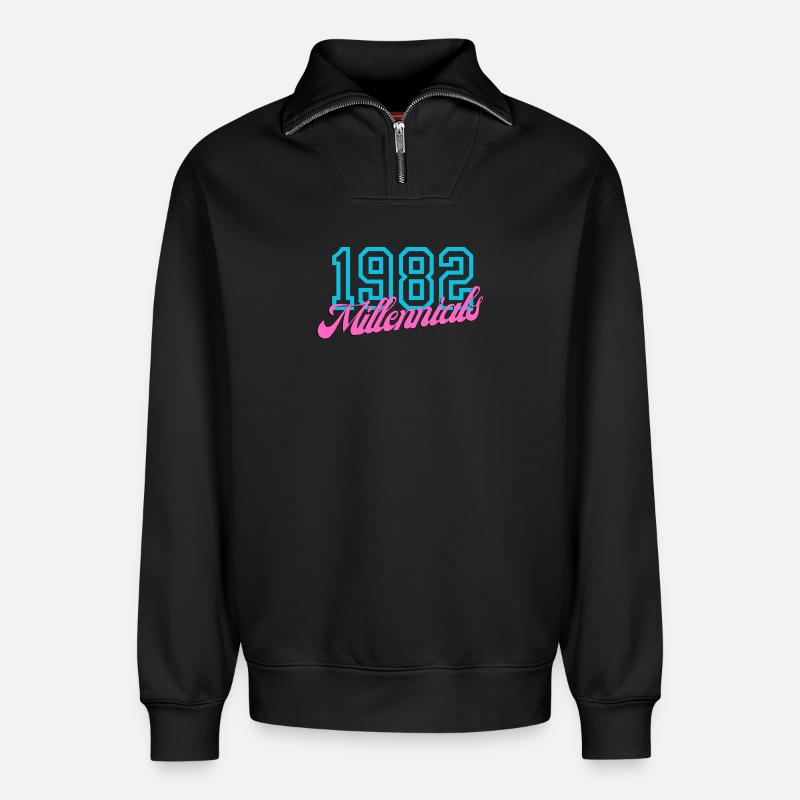 1982 Millennial Retro Numerisches Design - Relaxed Unisex Organic Half Zip Sweatshirt – von SPREAD - Schwarz