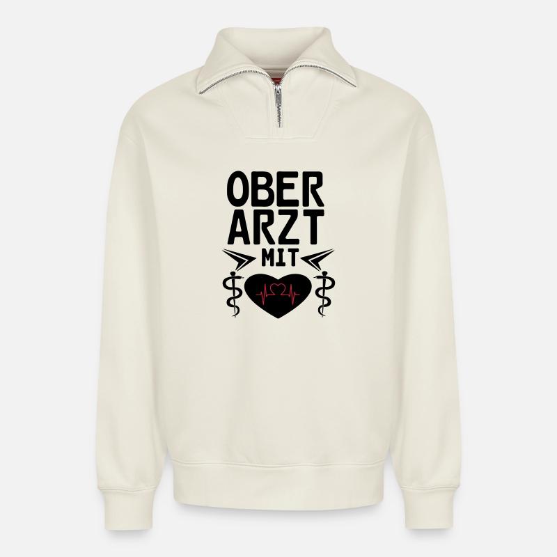Oberarzt mit Herz Geschenk - Relaxed Unisex Organic Half Zip Sweatshirt – von SPREAD - Naturweiß