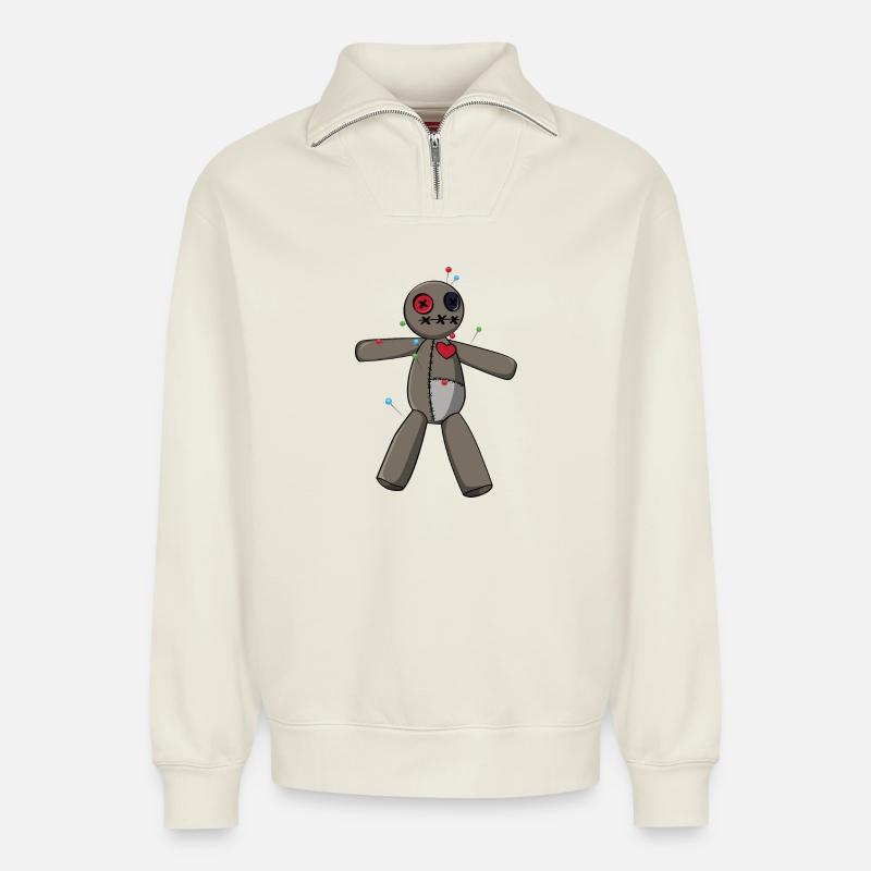 Phasmophobia Voodoo Puppe - Relaxed Unisex Organic Half Zip Sweatshirt – von SPREAD - Naturweiß