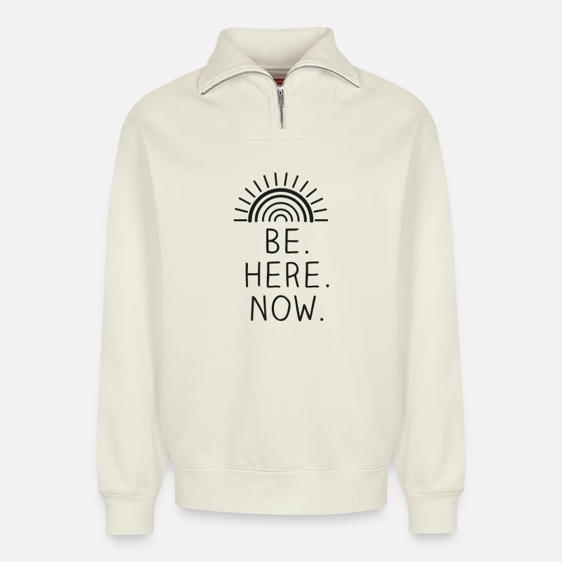 Be Here Now - Relaxed Unisex Organic Half Zip Sweatshirt – von SPREAD - Naturweiß
