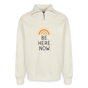 Be Here Now dreifarbig - Relaxed Unisex Organic Half Zip Sweatshirt – von SPREAD - Naturweiß - Vorne