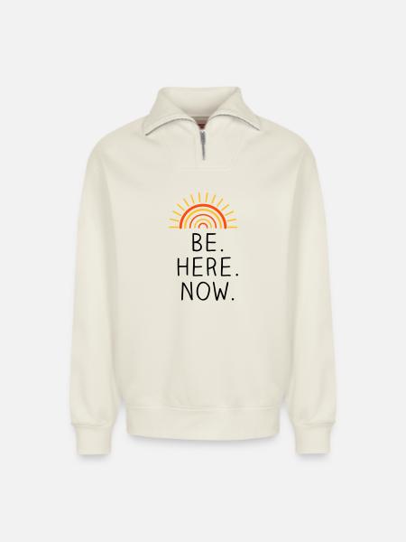 Be Here Now dreifarbig - Relaxed Unisex Organic Half Zip Sweatshirt – von SPREAD - Naturweiß