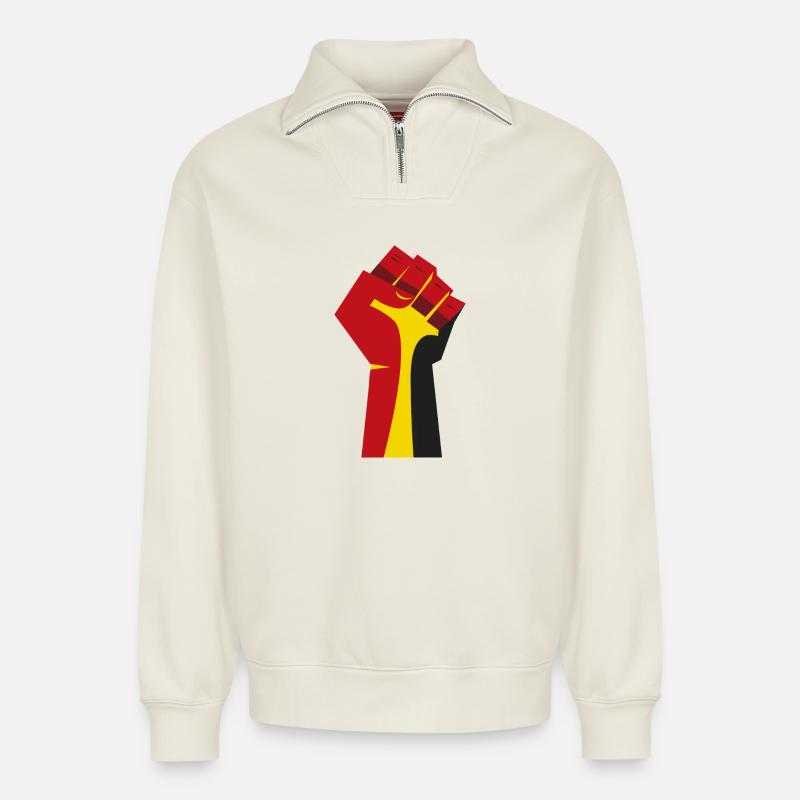 Die erhobene Faust (rot, gelb, schwarz) - Relaxed Unisex Organic Half Zip Sweatshirt – von SPREAD - Naturweiß