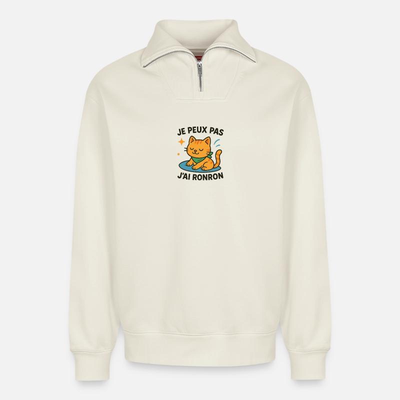 Zen-Katze in einer Schnurrpause - Relaxed Unisex Organic Half Zip Sweatshirt – von SPREAD - Naturweiß