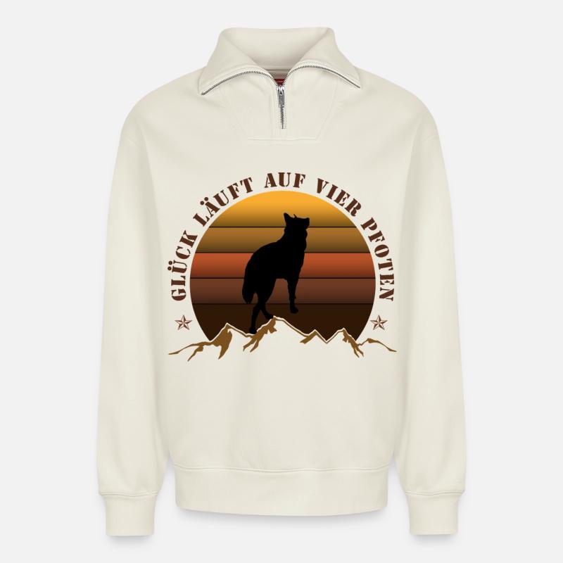 Abendlicher Wolf auf Bergkulisse - Relaxed Unisex Organic Half Zip Sweatshirt – von SPREAD - Naturweiß