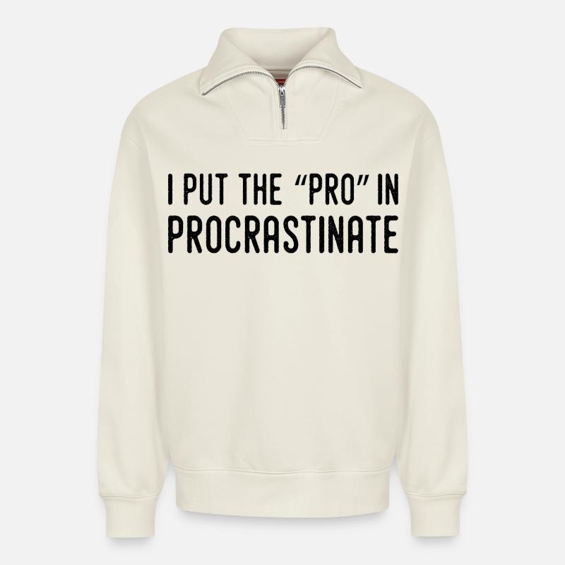 Je Mets Le Pro Dans Procrastination - Sweat unisexe décontracté en coton biologique à demi-zip – de SPREAD - blanc cassé