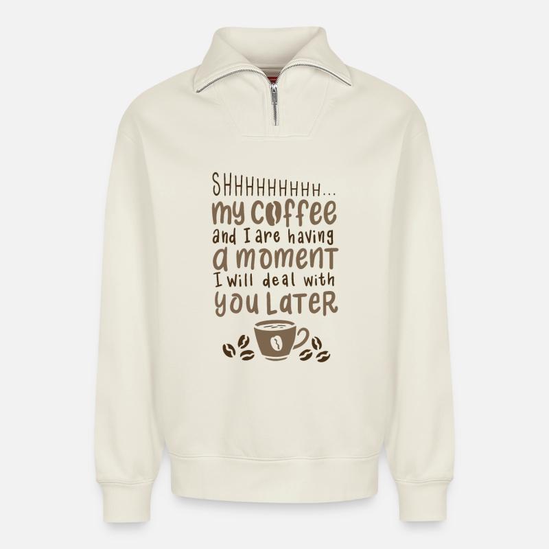 Kaffee Spruch - Relaxed Unisex Organic Half Zip Sweatshirt – von SPREAD - Naturweiß