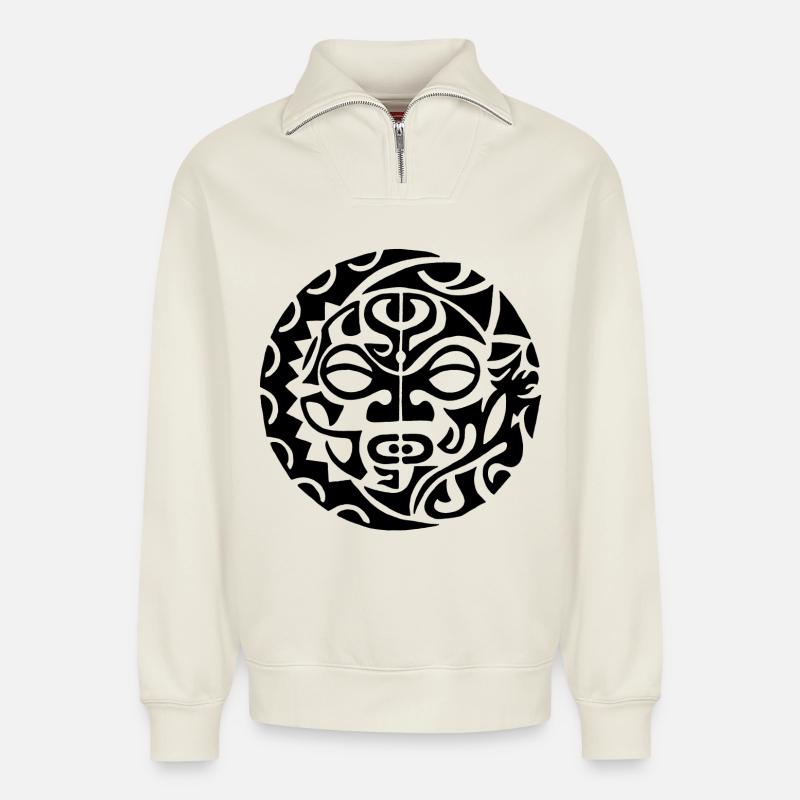 Schwarzer polynesischer Todeskopf - Relaxed Unisex Organic Half Zip Sweatshirt – von SPREAD - Naturweiß