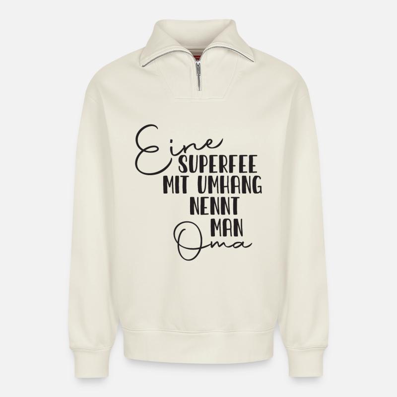 Oma Superfee Spruch - Relaxed Unisex Organic Half Zip Sweatshirt – von SPREAD - Naturweiß