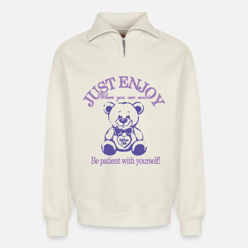 Just Enjoy – Beruhigender Teddybär - Relaxed Unisex Organic Half Zip Sweatshirt – von SPREAD - Naturweiß