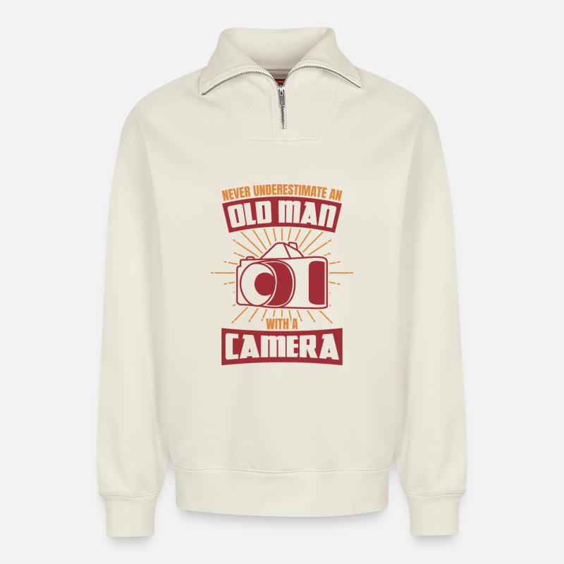 Alter Mann mit einer Kamera - Relaxed Unisex Organic Half Zip Sweatshirt – von SPREAD - Naturweiß