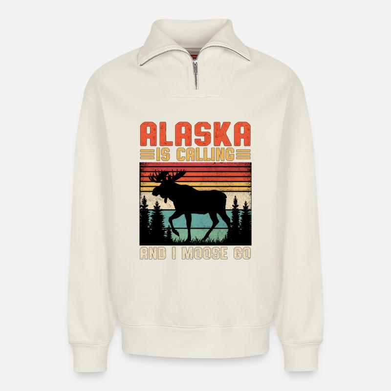 Alaska Ruft: Elch auf Wanderschaft - Relaxed Unisex Organic Half Zip Sweatshirt – von SPREAD - Naturweiß