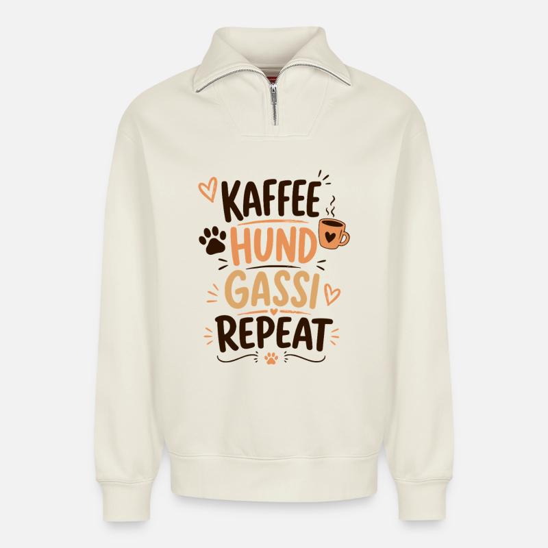 Kaffee Hund Gassi Repeat - Relaxed Unisex Organic Half Zip Sweatshirt – von SPREAD - Naturweiß