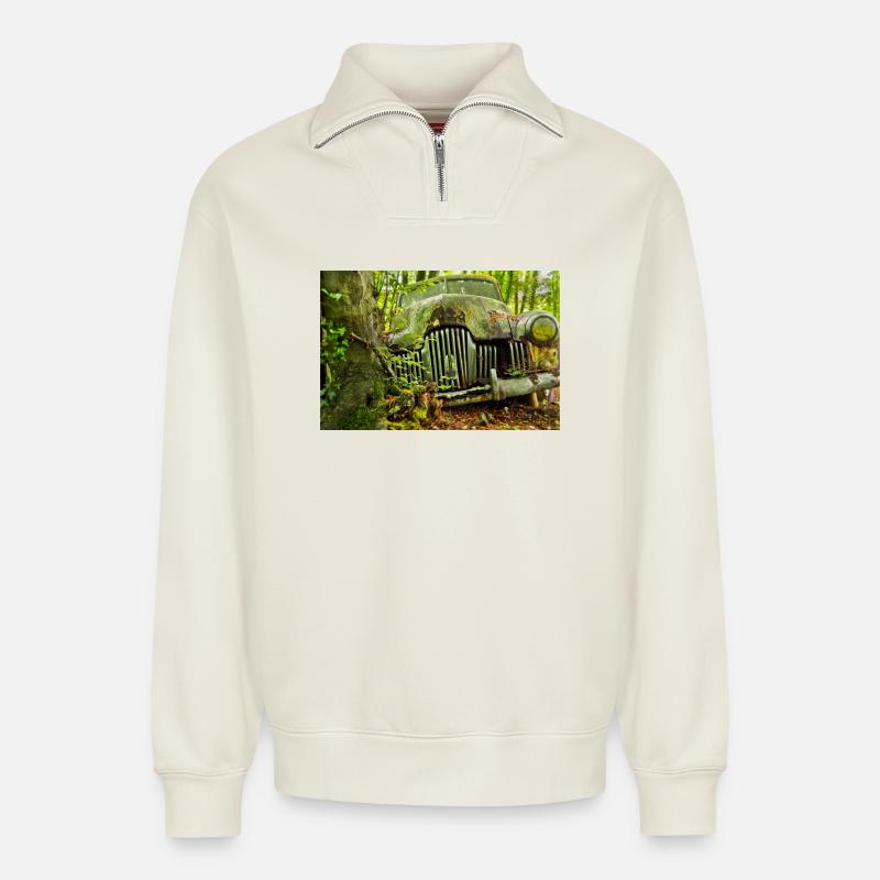 Waldverfall: Rostige Autoüberreste - Relaxed Unisex Organic Half Zip Sweatshirt – von SPREAD - Naturweiß