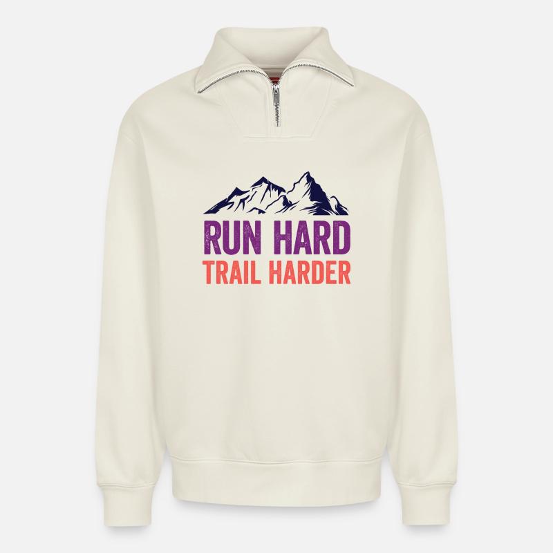 Laufen Sie hart. Härterer Trail. - Relaxed Unisex Organic Half Zip Sweatshirt – von SPREAD - Naturweiß