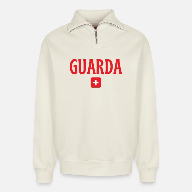 Guarda Schweiz Flagge - Relaxed Unisex Organic Half Zip Sweatshirt – von SPREAD - Naturweiß