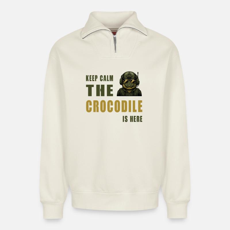 Krokodil im Einsatz – Keep Calm - Relaxed Unisex Organic Half Zip Sweatshirt – von SPREAD - Naturweiß