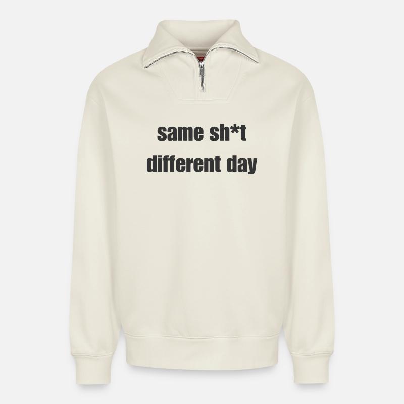 Same Shit Different Day – Sarkastisches Statement - Relaxed Unisex Organic Half Zip Sweatshirt – von SPREAD - Naturweiß