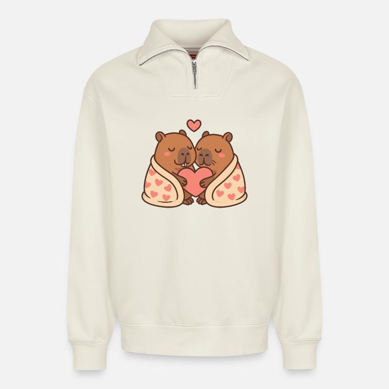 Capybara Paar – Eingekuschelt mit Herzmotiv - Relaxed Unisex Organic Half Zip Sweatshirt – von SPREAD - Naturweiß