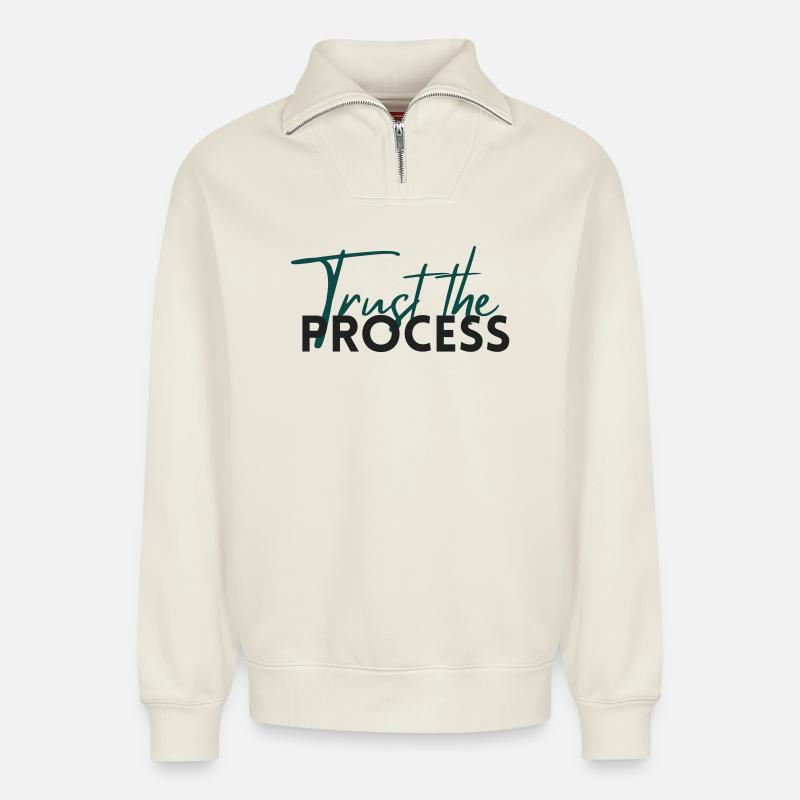 Trust The Process - Motivation Statement - Relaxed Unisex Organic Half Zip Sweatshirt – von SPREAD - Naturweiß