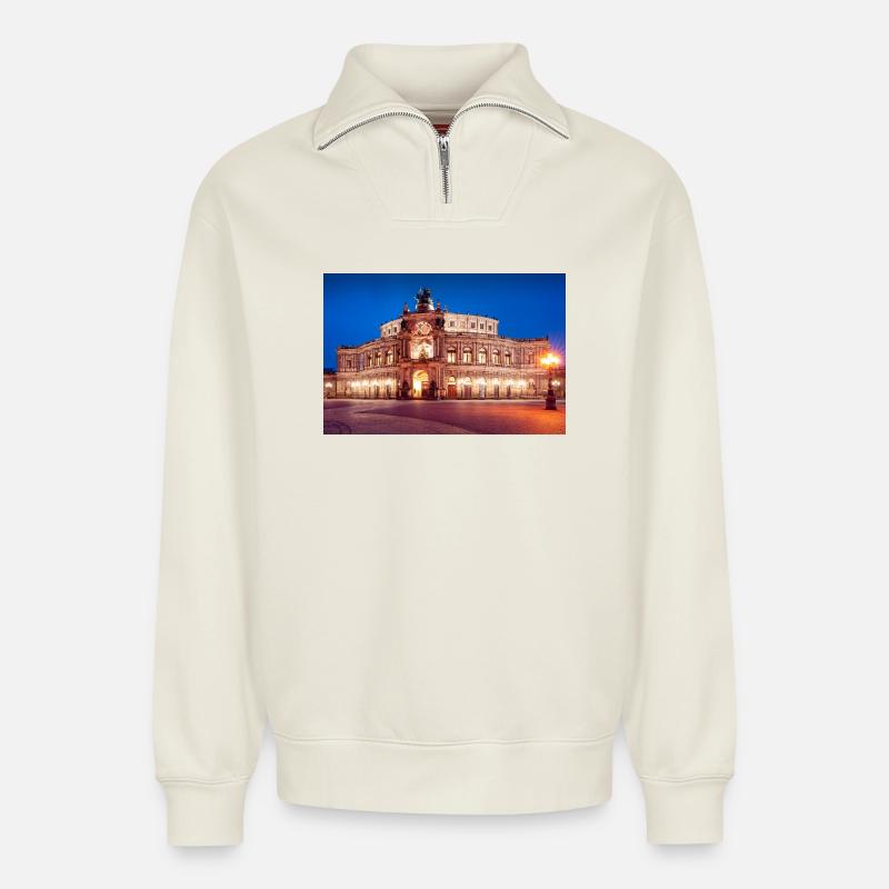 Dresdner Semperoper im Abendlicht - Relaxed Unisex Organic Half Zip Sweatshirt – von SPREAD - Naturweiß