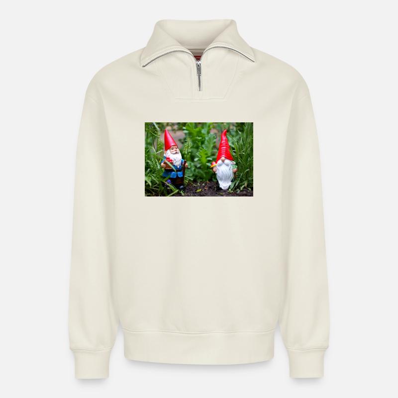 Gartenwichtel im Blumengarten - Relaxed Unisex Organic Half Zip Sweatshirt – von SPREAD - Naturweiß