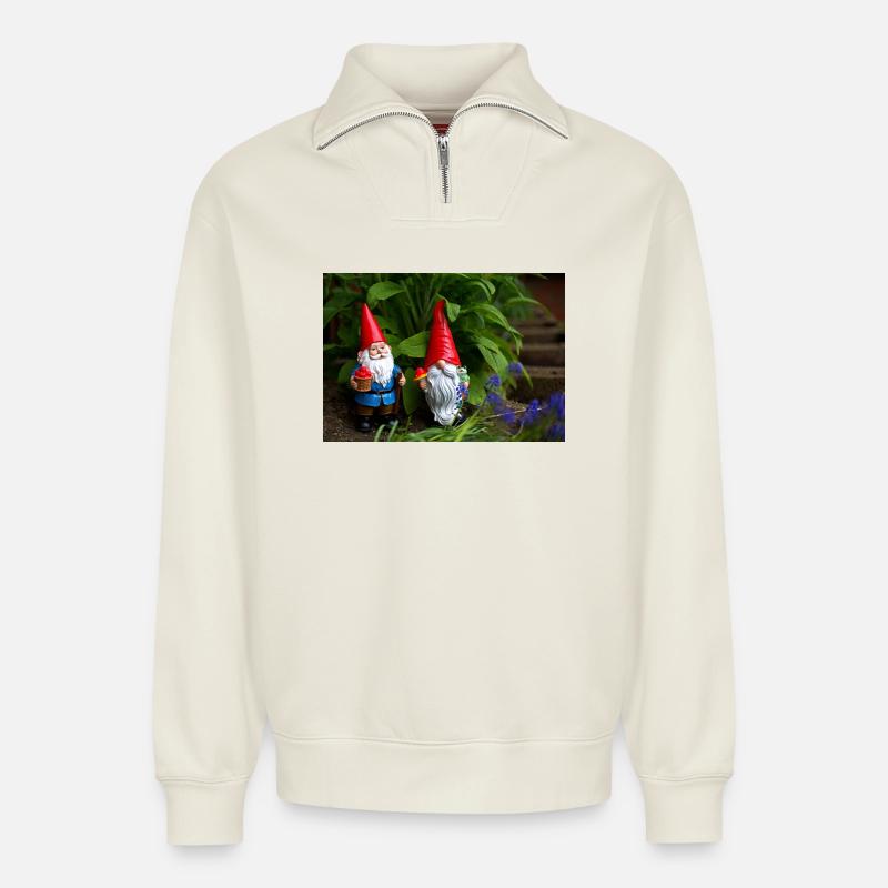 Gartenzwerge im Beet - Relaxed Unisex Organic Half Zip Sweatshirt – von SPREAD - Naturweiß