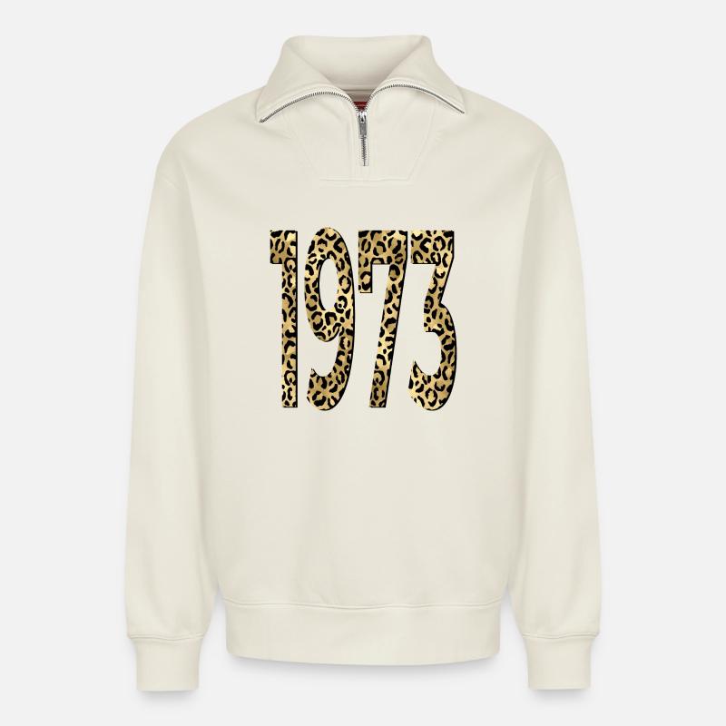 Anniversaire 1973 Imprimé léopard - Sweat unisexe décontracté en coton biologique à demi-zip – de SPREAD - blanc cassé