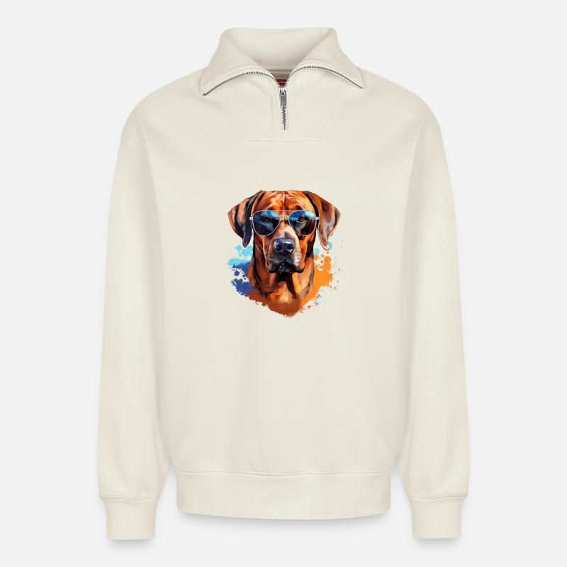 Rhodesian Ridgeback mit Sonnenbrille - Relaxed Unisex Organic Half Zip Sweatshirt – von SPREAD - Naturweiß