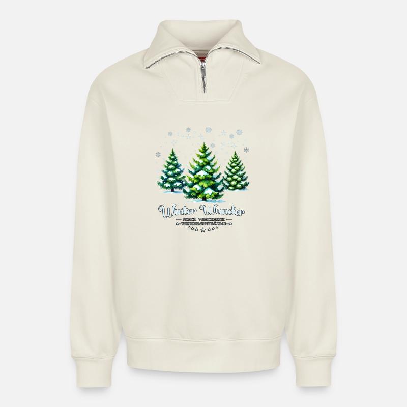 Winter Wunder – Verschneite Weihnachtsbäume - Relaxed Unisex Organic Half Zip Sweatshirt – von SPREAD - Naturweiß