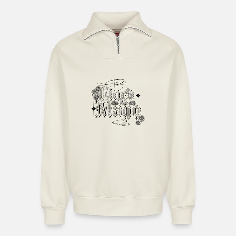 Chicano Schriftzug: "Cinco de Mayo" - Relaxed Unisex Organic Half Zip Sweatshirt – von SPREAD - Naturweiß