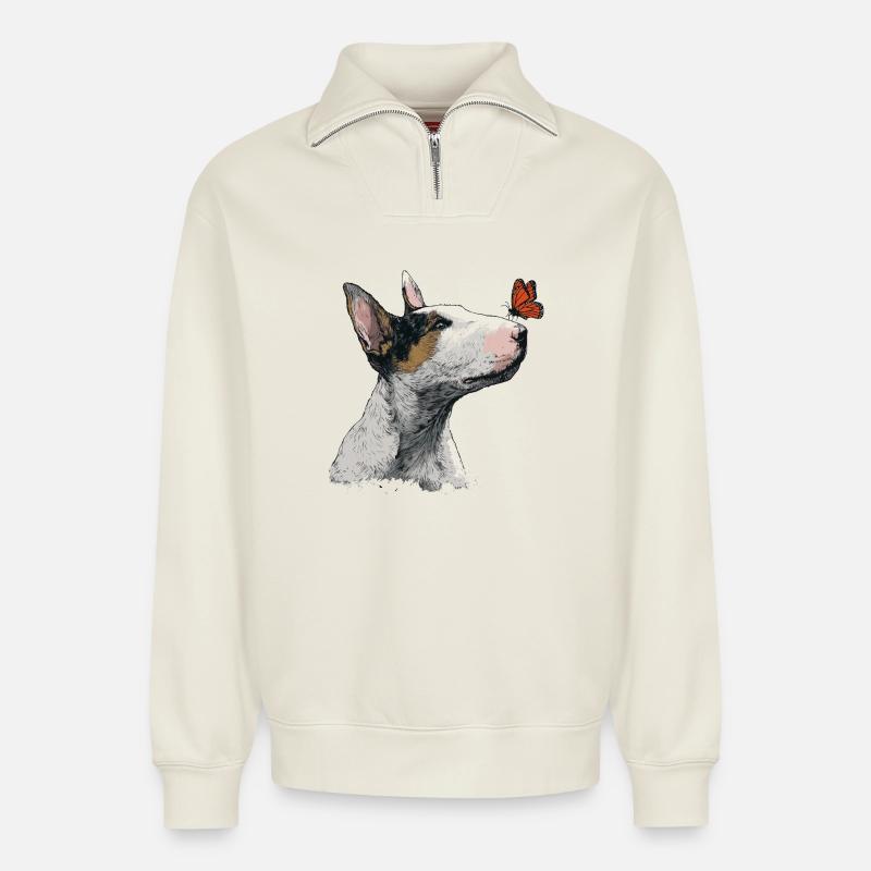 Neugieriger Bullterrier mit Schmetterling - Relaxed Unisex Organic Half Zip Sweatshirt – von SPREAD - Naturweiß
