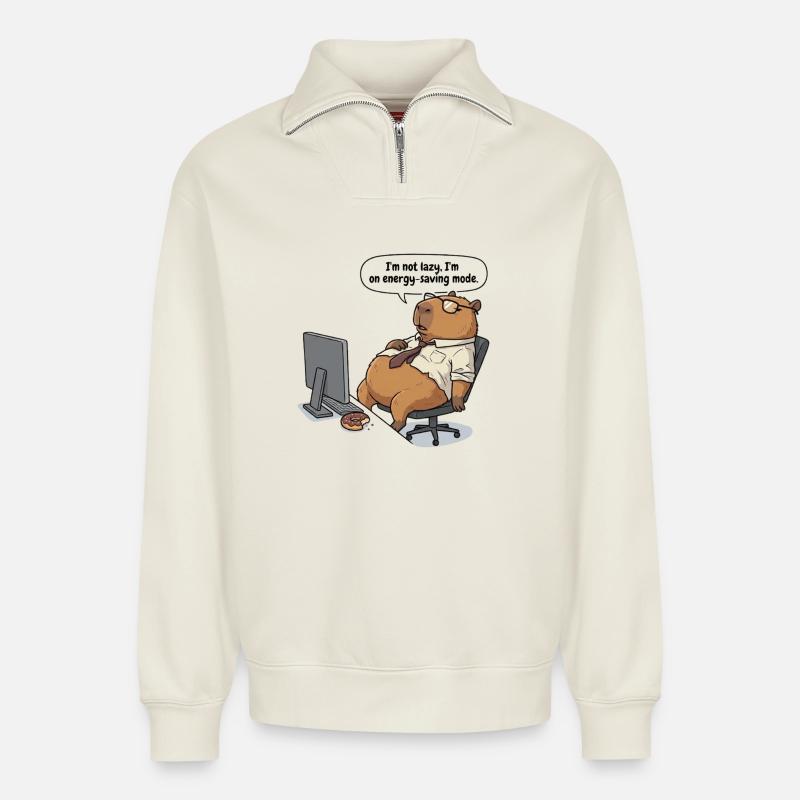 Energiesparender Capybara Biber am Arbeitsplatz - Relaxed Unisex Organic Half Zip Sweatshirt – von SPREAD - Naturweiß