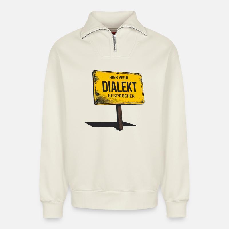 Hier wird Dialekt gesprochen – Lustiger Spruch - Relaxed Unisex Organic Half Zip Sweatshirt – von SPREAD - Naturweiß