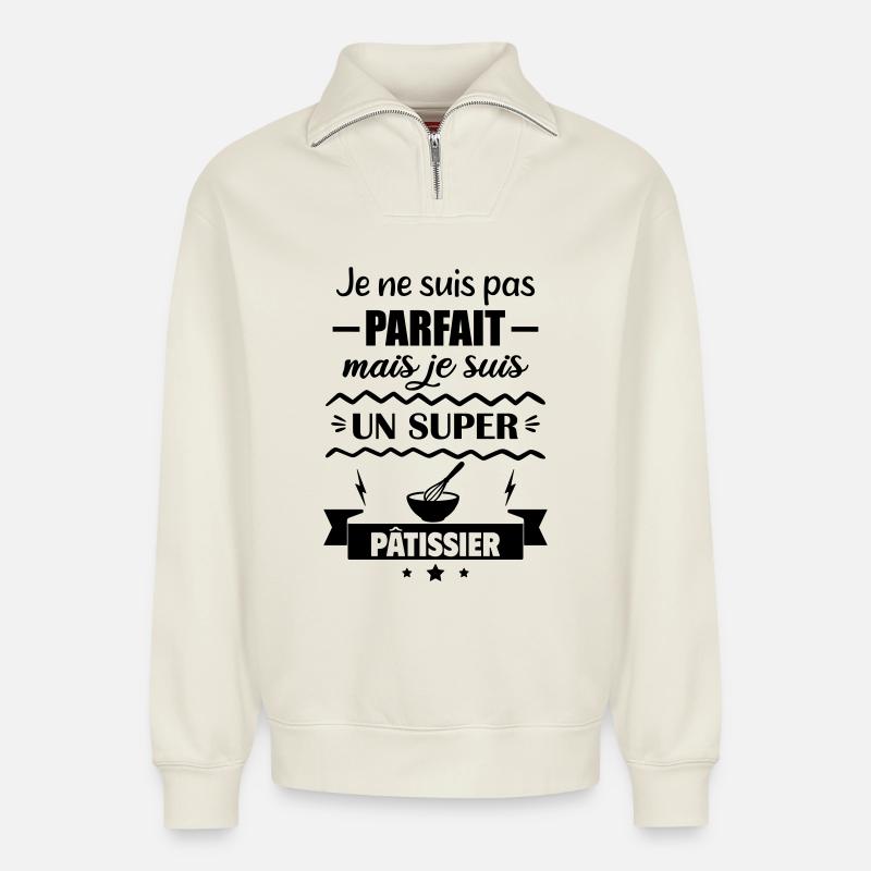Nicht perfekt, aber toller Konditor - Relaxed Unisex Organic Half Zip Sweatshirt – von SPREAD - Naturweiß