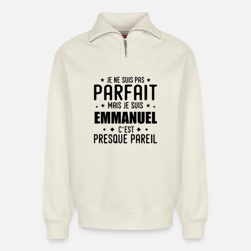 Emmanuel: authentisch, unvollkommen, oberflächlich, perfekt - Relaxed Unisex Organic Half Zip Sweatshirt – von SPREAD - Naturweiß