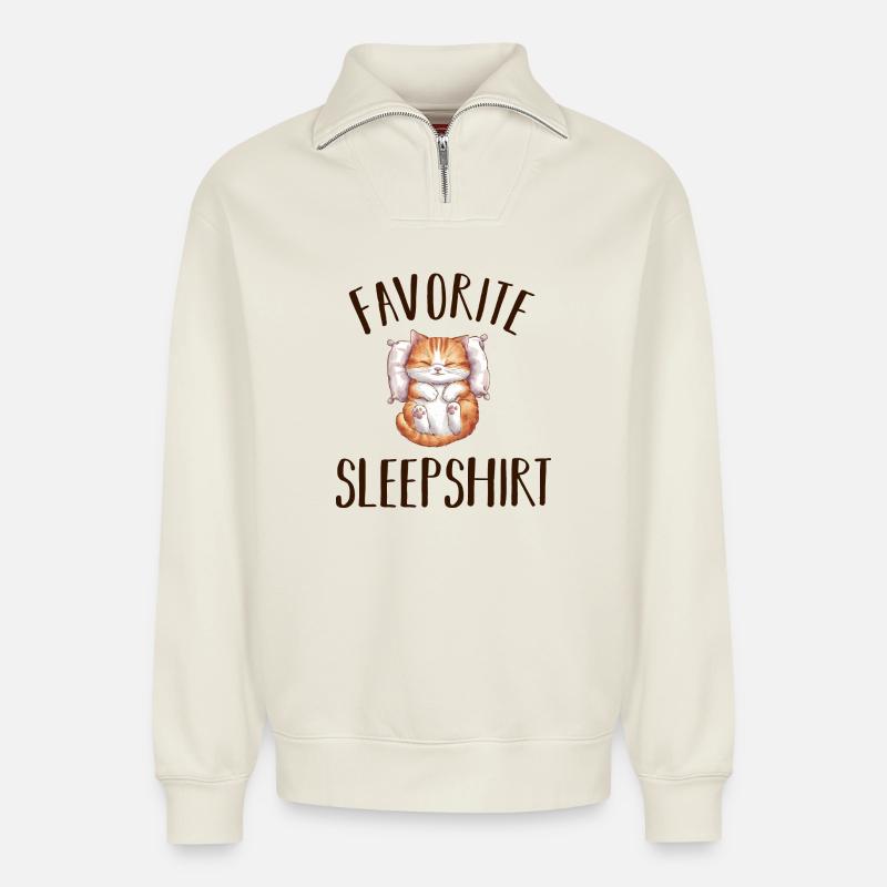 Schlafende Katze Pyjama - Relaxed Unisex Organic Half Zip Sweatshirt – von SPREAD - Naturweiß