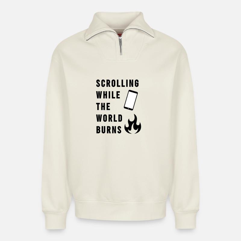 Scrollen, während die Welt brennt - Relaxed Unisex Organic Half Zip Sweatshirt – von SPREAD - Naturweiß