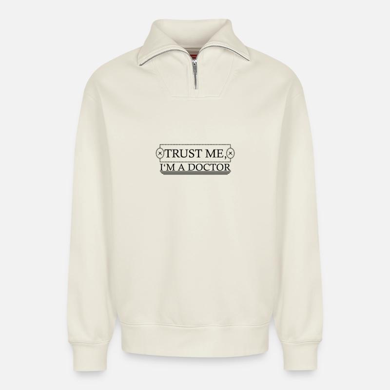 Vertrau mir ich bin Arzt - Relaxed Unisex Organic Half Zip Sweatshirt – von SPREAD - Naturweiß