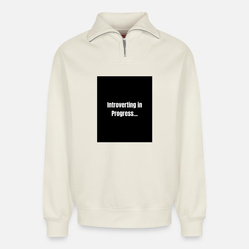 Introverting – Quiet Mode ON - Sweat unisexe décontracté en coton biologique à demi-zip – de SPREAD - blanc cassé