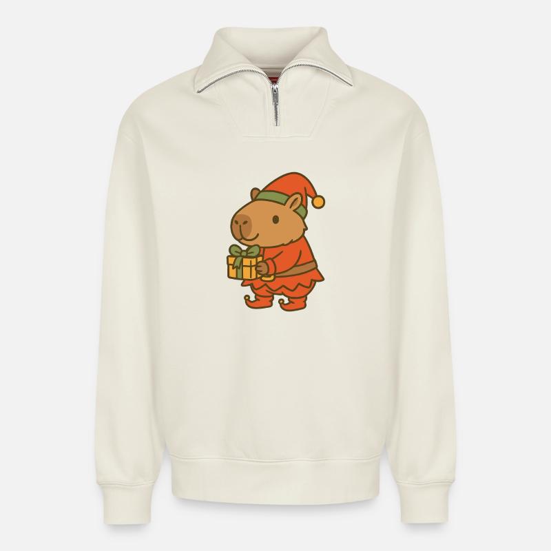 ✨ Weihnachtswichtel Capybara mit Geschenk 🎁 - Relaxed Unisex Organic Half Zip Sweatshirt – von SPREAD - Naturweiß