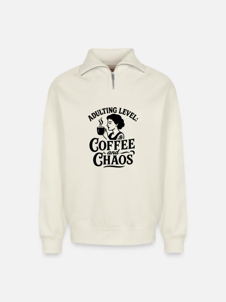 Kaffe sjovt ordsprog kaos sjove ordsprog arbejde - Unisex sweatshirt i økologisk bomuld med half zip og afslappet pasform – fra SPREAD - råhvid