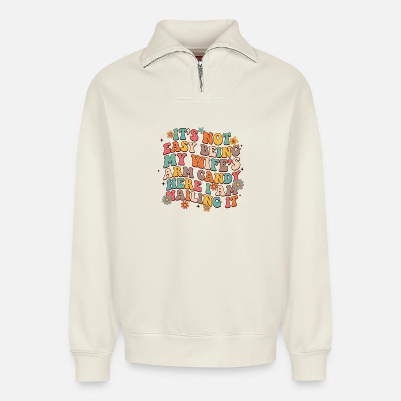 Arm Candy Humor – Ehefrau Spruch - Relaxed Unisex Organic Half Zip Sweatshirt – von SPREAD - Naturweiß