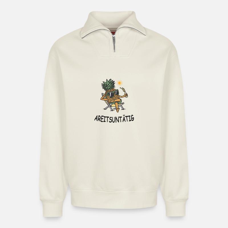 Arbeitsuntätig – Lustige Ananas im Urlaubsmodus - Relaxed Unisex Organic Half Zip Sweatshirt – von SPREAD - Naturweiß
