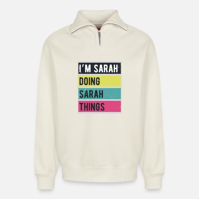 I’m Sarah Doing Sarah Things Retro - Relaxed Unisex Organic Half Zip Sweatshirt – von SPREAD - Naturweiß