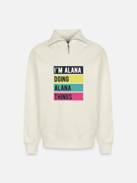 Jeg er Alana, der laver Alana-ting retrofarver - Unisex sweatshirt i økologisk bomuld med half zip og afslappet pasform – fra SPREAD - råhvid