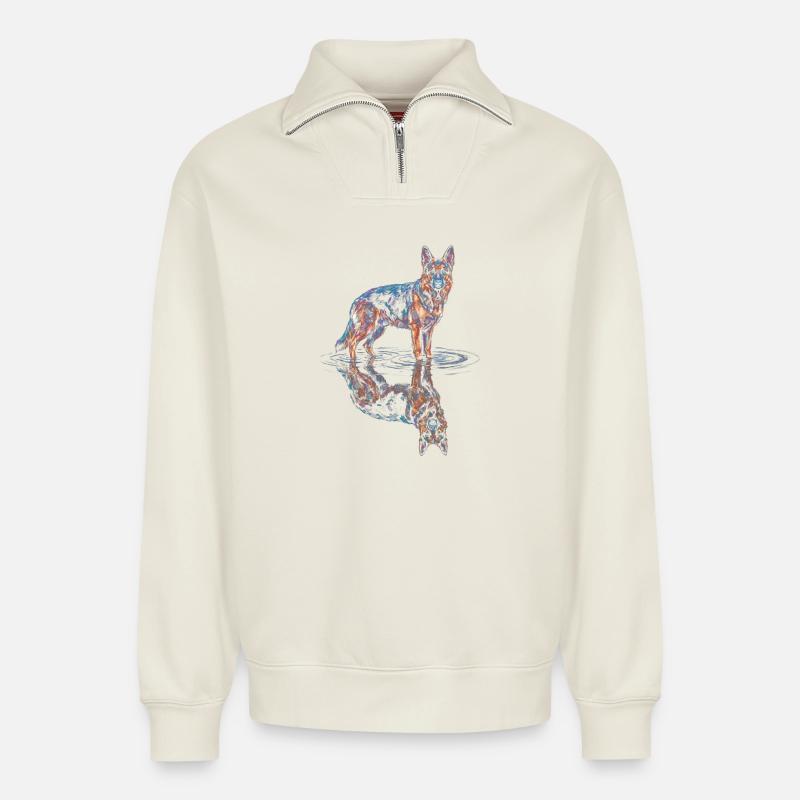 Deutscher Schäferhund mit Wasserreflexion - Relaxed Unisex Organic Half Zip Sweatshirt – von SPREAD - Naturweiß