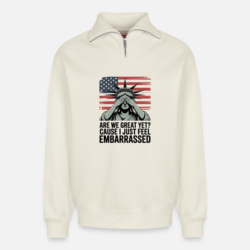Sind wir schon großartig? Protest-Grafik - Relaxed Unisex Organic Half Zip Sweatshirt – von SPREAD - Naturweiß