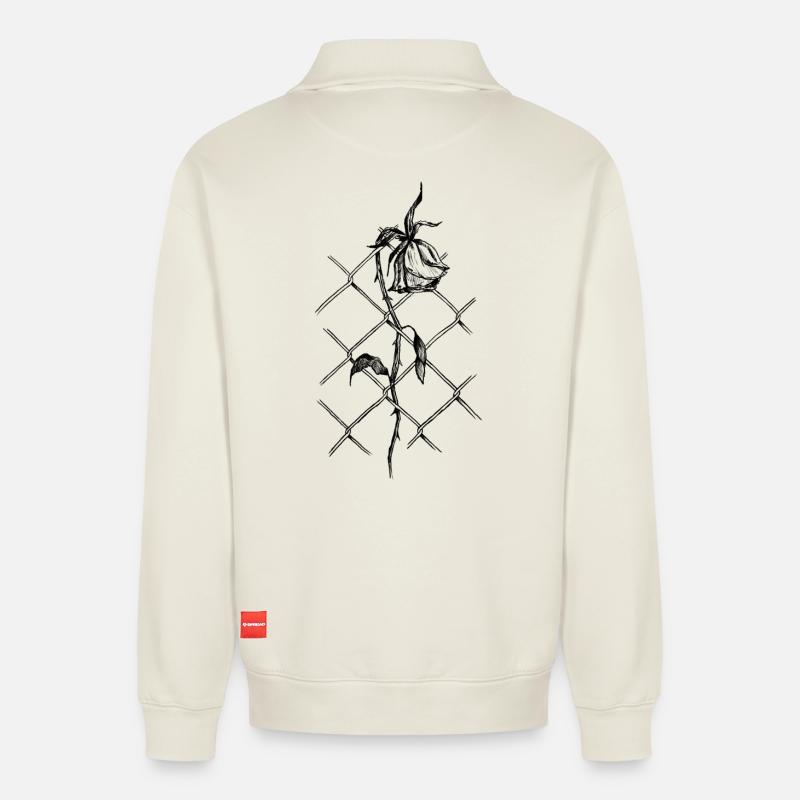 Blüte der Überwindung: Rose im Maschendraht - Relaxed Unisex Organic Half Zip Sweatshirt – von SPREAD - Naturweiß